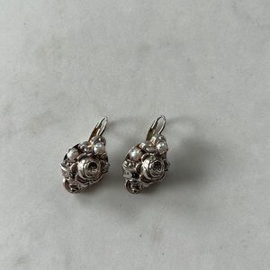 Silver earrings with pearls